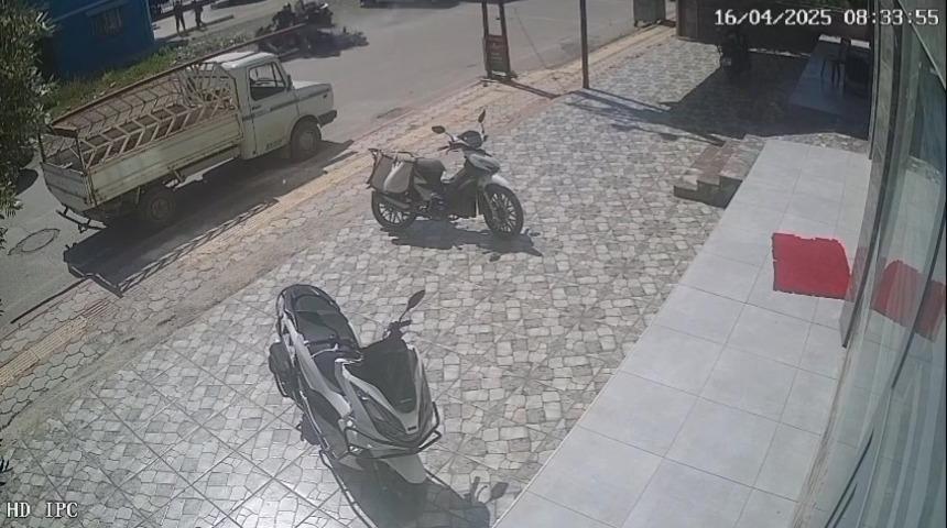 Motosiklete binmek isterlerken motosiklet çarptı: 3 kişinin yaralandığı kaza kamerada