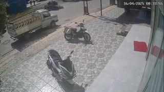 Motosiklete binmek isterlerken motosiklet çarptı: 3 kişinin yaralandığı kaza kamerada