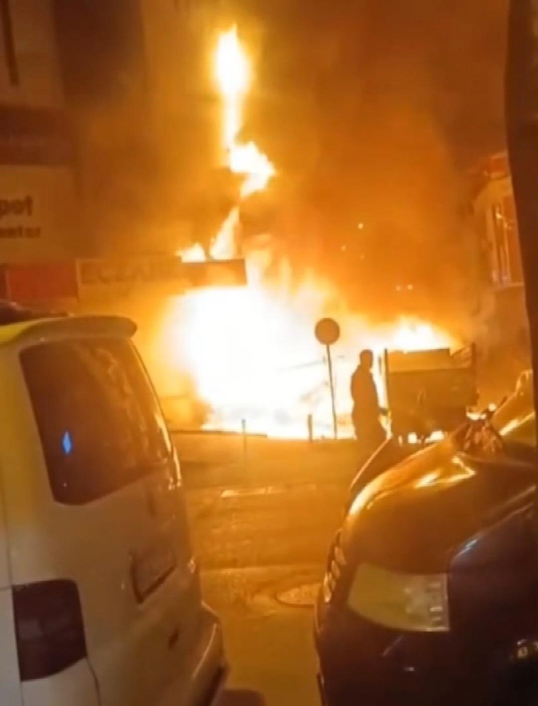 Yer: Başakşehir! Gece yarısı başlayan yangın neredeyse tüm mahalleyi küle çevirecekti... 6 iş yeri ve 2 otomobil kullanılamaz hale geldi! 2