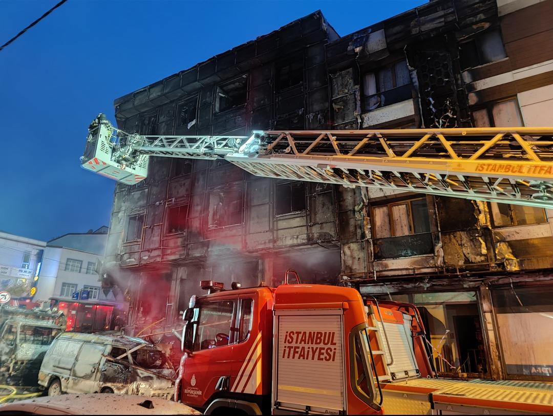 Yer: Başakşehir! Gece yarısı başlayan yangın neredeyse tüm mahalleyi küle çevirecekti... 6 iş yeri ve 2 otomobil kullanılamaz hale geldi! 4