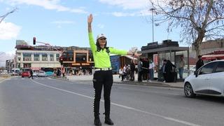 Erzincan trafiğine kadın eli değdi