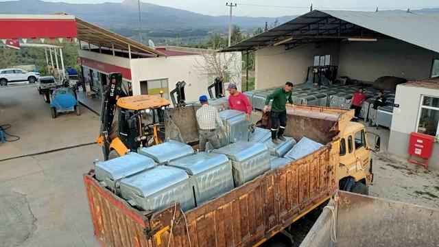 Karacasu Belediyesi’ne 100 çöp konteyneri desteği