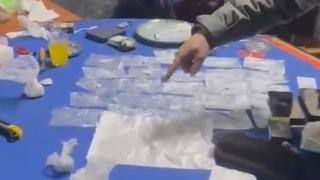 İstanbul- Taksim'de kıraathaneye kumar operasyonu; uyuşturucu paketlerken yakalandılar