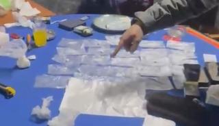 İstanbul- Taksim'de kıraathaneye kumar operasyonu; uyuşturucu paketlerken yakalandılar