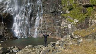 Karların erimesiyle coşan Mençuna Şelalesi ziyaretçi akınına uğradı