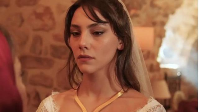 Uzak Şehir'in Zerrin'i Dilin Döğer siyahlar içinde! Bakan bir daha baktı