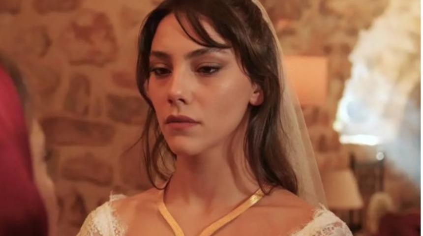 Uzak Şehir'in Zerrin'i Dilin Döğer siyahlar içinde! Bakan bir daha baktı