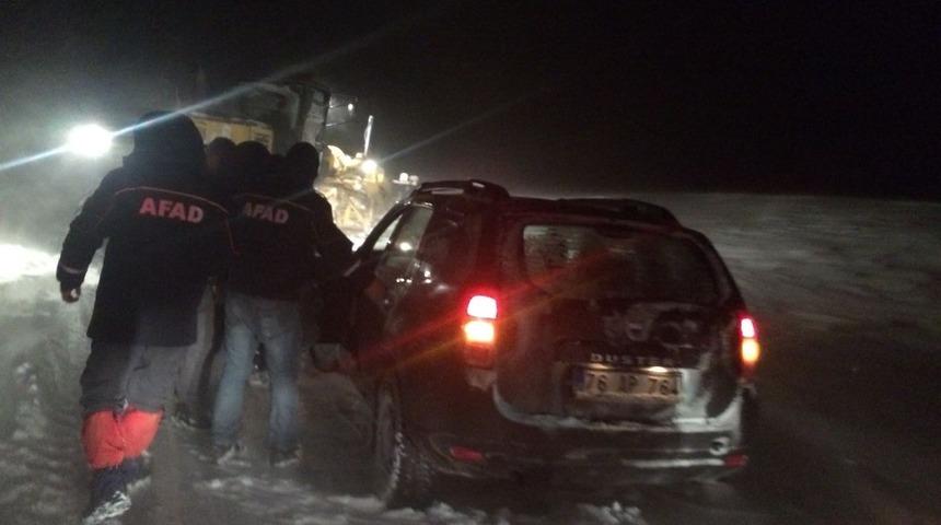 Kars&rsquo;ta tipi de mahsur kalan 4&rsquo;&uuml; &ouml;ğretmen 10 kişiye AFAD kurtardı