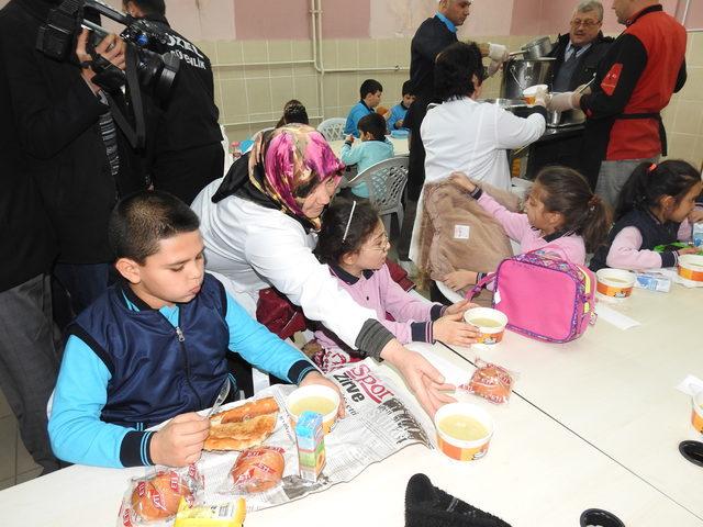 Öğrencilere öğlen arasında çorba ikramı