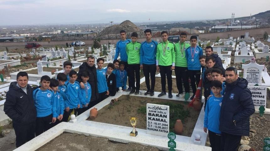 Kazandıkları kupayı vefat eden arkadaşlarının mezarına g&ouml;t&uuml;rd&uuml;ler