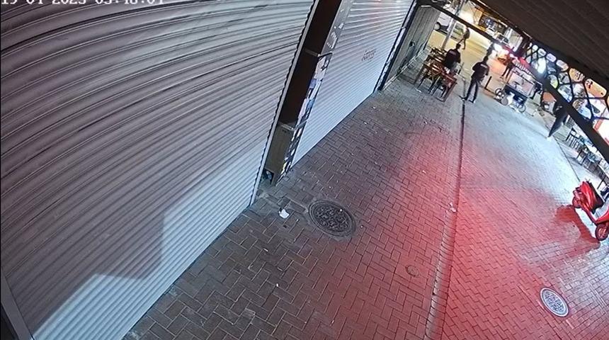 Eşini öldürüp, kızını da yaralayan adamın etkisiz hale getirildiği görüntüler ortaya çıktı