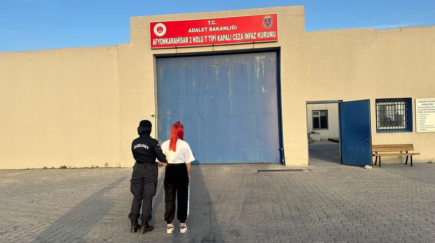 Dolandırıcılık suçundan aranan şahsı jandarma yakaladı