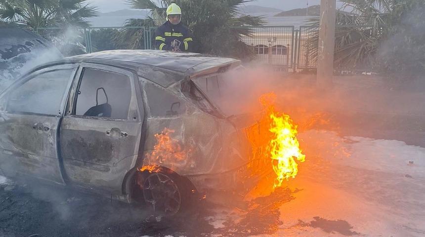 Alev alan otomobile ilk müdahaleyi okul müdürü yaptı