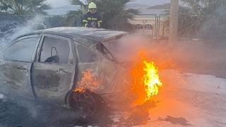 Alev alan otomobile ilk müdahaleyi okul müdürü yaptı