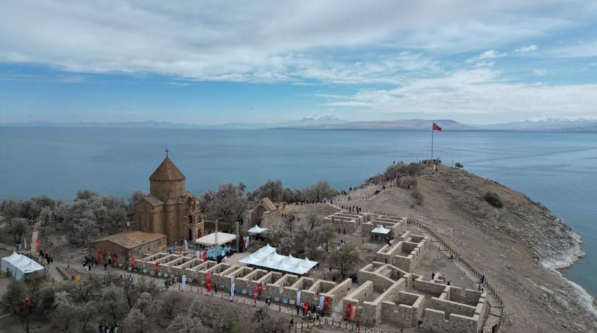 Van'da "3. Akdamar Adası Badem Çiçeği Festivali" başladı
