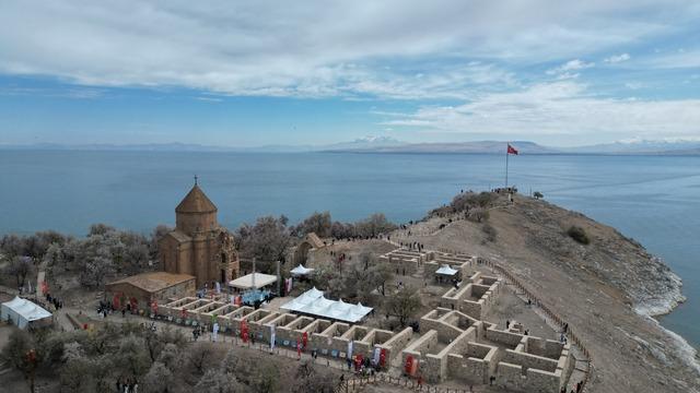 Van'da 3. Akdamar Adası Badem Çiçeği Festivali başladı