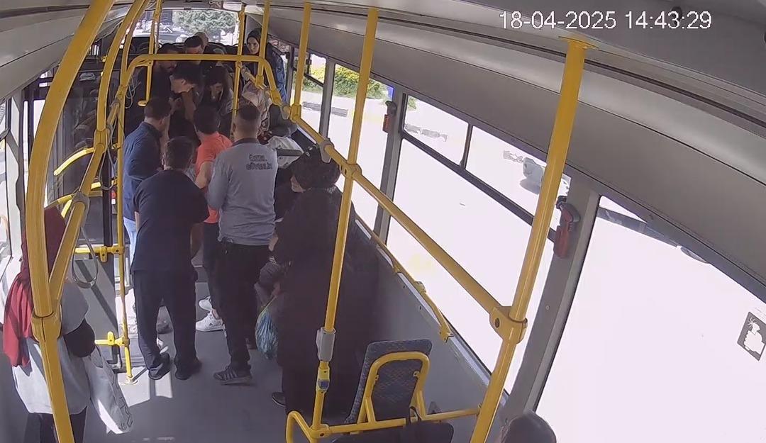 AA-20250419-37679410-37679409-SAKARYADA_BELEDIYE_OTOBUSU_SOFORU_RAHATSIZLANAN_YOLCUYU_HASTANEYE_YETISTIRDI