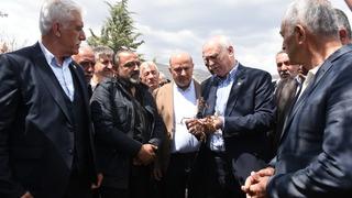 TZOB Genel Başkanı Bayraktar, Malatya'da zirai dondan etkilenen kayısı bahçesinde inceleme yaptı