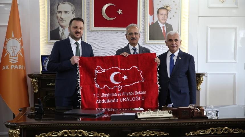 Ulaştırma ve Altyapı Bakanı Uraloğlu, AK Parti Siirt İl Başkanlığı'nda konuştu