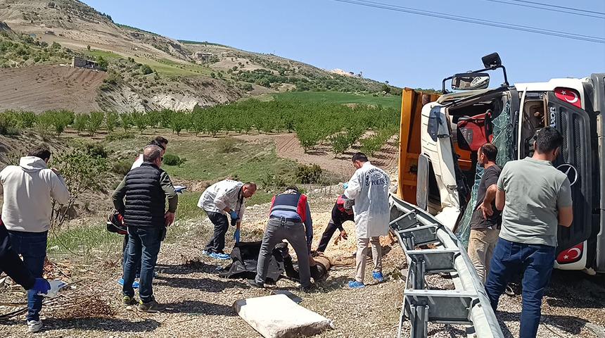 Adıyaman'da korkunç kaza! Hafriyat yüklü kamyon devrildi: Sürücü hayatını kaybetti