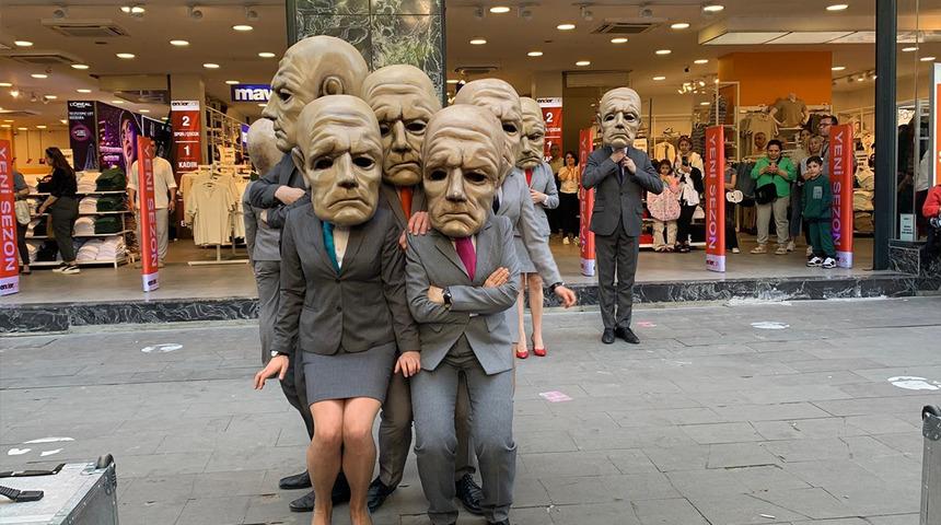 Adana'da Polonyalıların sokak tiyatrosu ilgi çekti! Yoğun katılım gerçekleşti