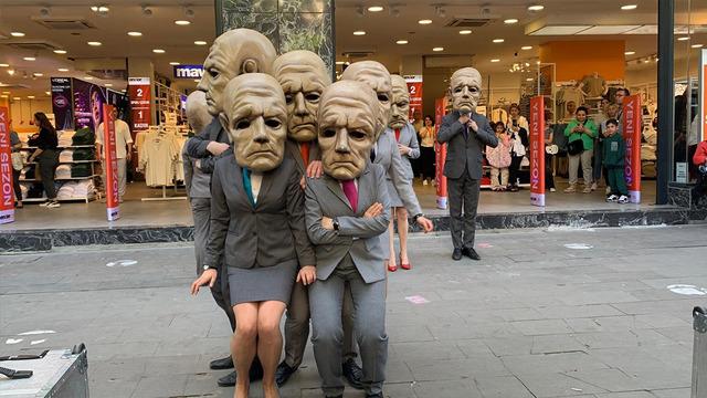 Adana'da Polonyalıların sokak tiyatrosu ilgi çekti! Yoğun katılım gerçekleşti