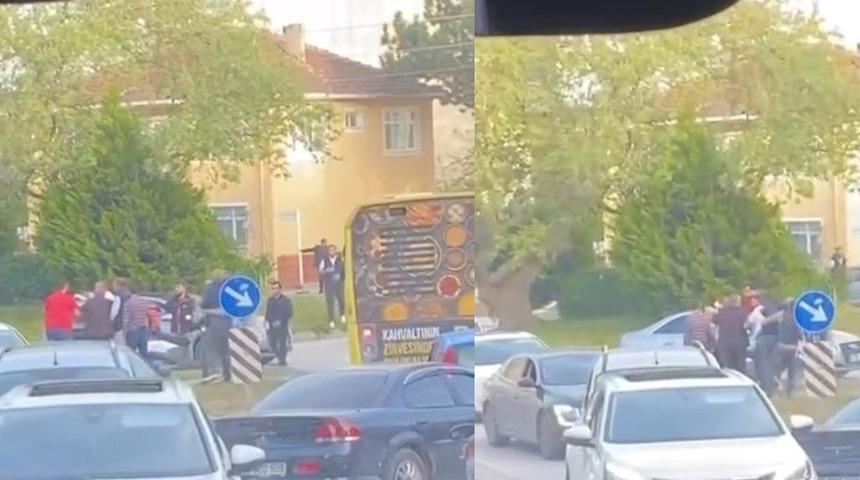Trafikte tartışan sürücüler sokağı boks ringine çevirdi