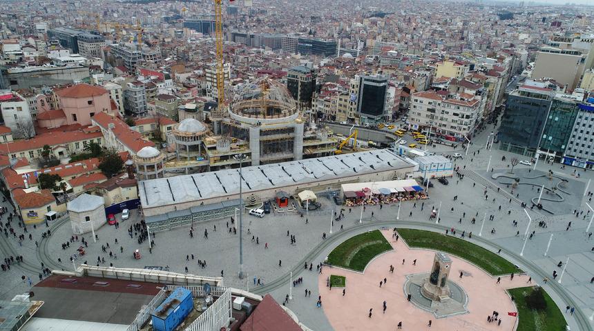 Taksim Meydanı'na yapılan caminin kubbesi y&uuml;kseliyor