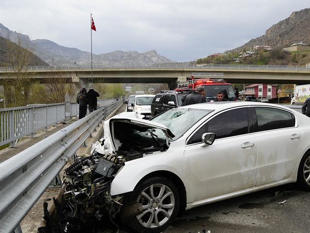  Gümüşhane’de otomobil tıra çarptı: 2 kişi yaralandı