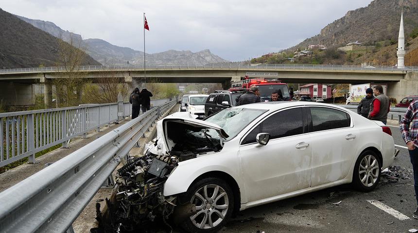 Gümüşhane’de otomobil tıra çarptı! 2 kişi yaralandı: "Şoförün durumu iyiydi ama..."