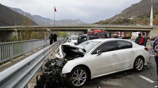 Gümüşhane’de otomobil tıra çarptı! 2 kişi yaralandı: Şoförün durumu iyiydi ama...