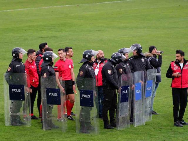 Erzurumspor-İstanbulspor maçında olay çıktı! Polisler sahaya girdi! "Resmen dayak yedik"
