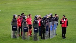Erzurumspor-İstanbulspor maçında olay çıktı! Polisler sahaya girdi! Resmen dayak yedik