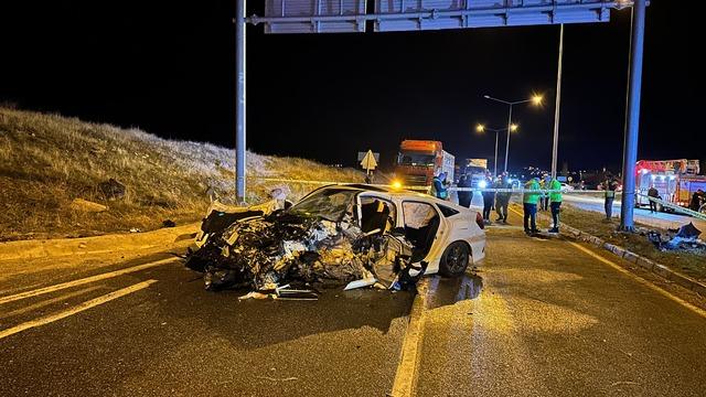 Van'da feci kaza! Önündeki aracı sollamak isterken direğe çarptı: 3 ölü 2 yaralı