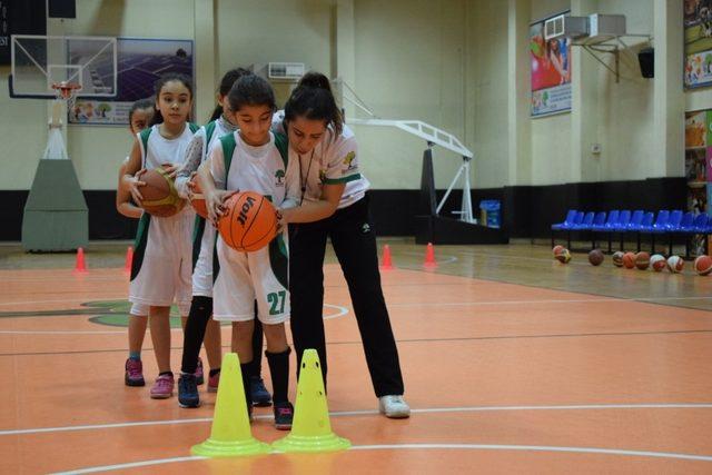 Basketbol, küçük kızın hayatına renk kattı