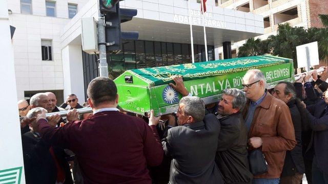 Hayatını kaybeden avukat için meslektaşları adliye önünde tören düzenledi