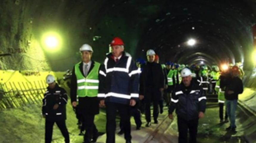 İkinci sürücüsüz metronun tünelleri birleşti