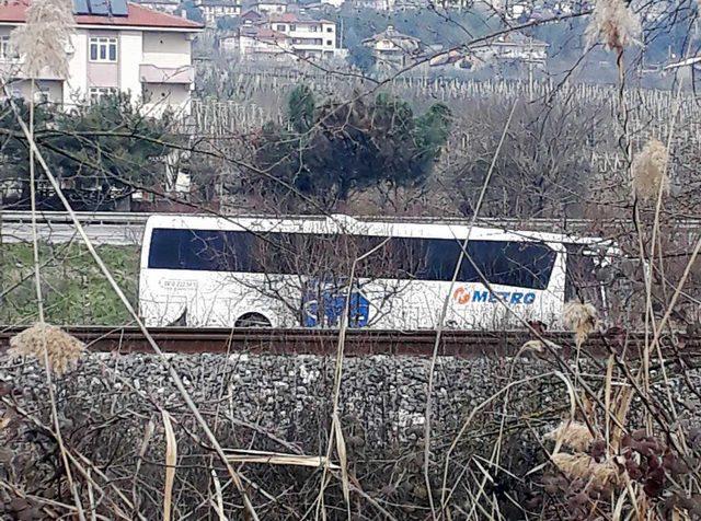 Yolcu otobüsü meyve bahçesine girdi: 6 yaralı