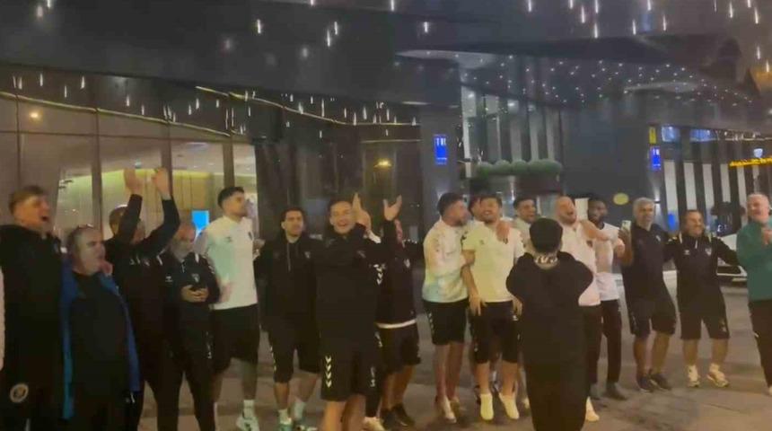 Bir grup Kocaelispor taraftarı şampiyonluğu kutlamak için deplasmana gitti