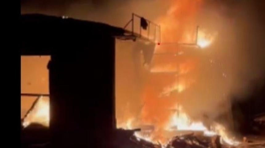 Hurdacı dükkanı alevlere teslim oldu