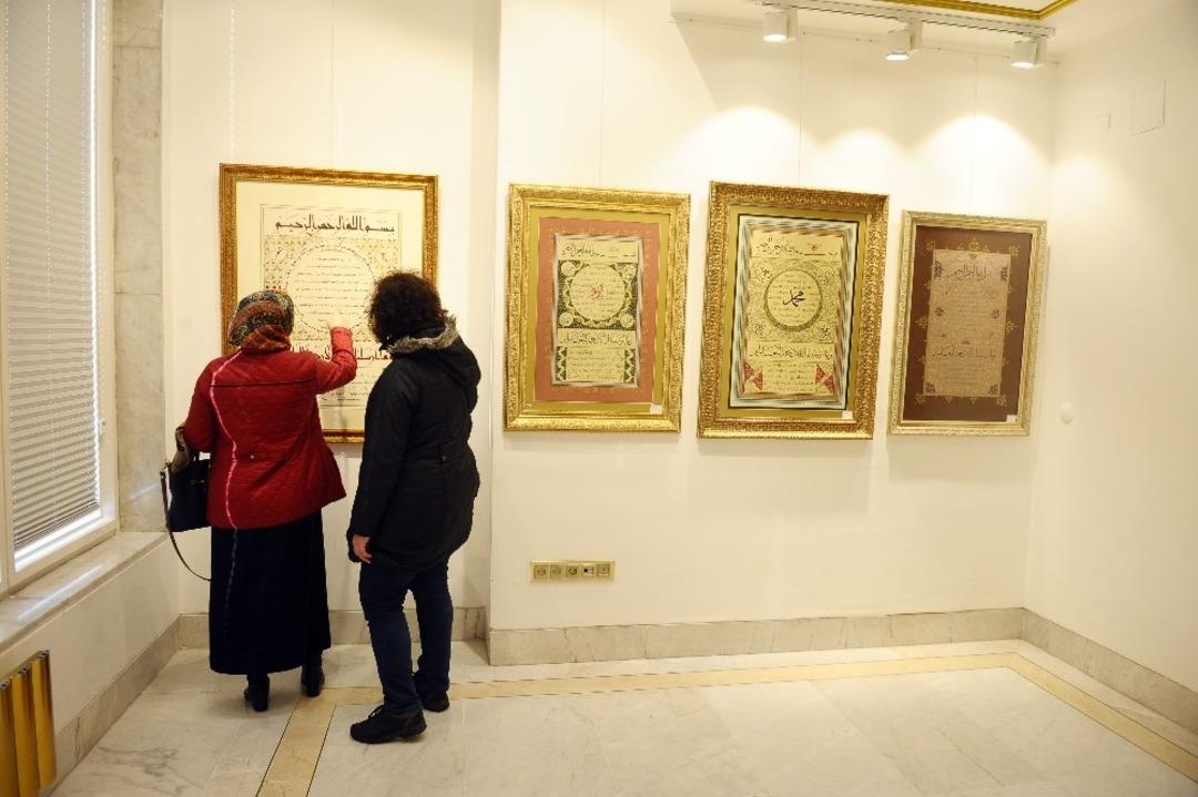 Eğitim yararına hat sergisine b&uuml;y&uuml;k ilgi