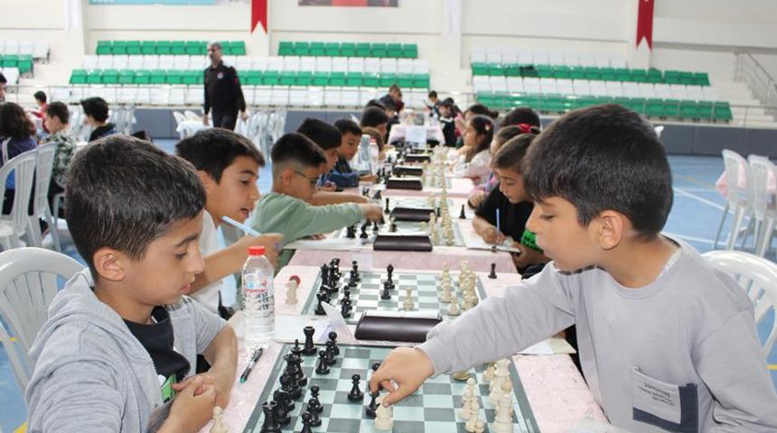 Elazığ'da düzenlenen satranç turnuvasına yoğun ilgi
