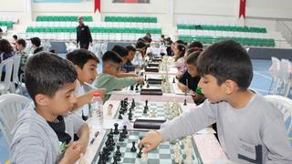 Elazığ'da düzenlenen satranç turnuvasına yoğun ilgi