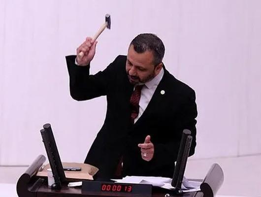 Kürsüyü kıran vekil tazminat ödeyecek