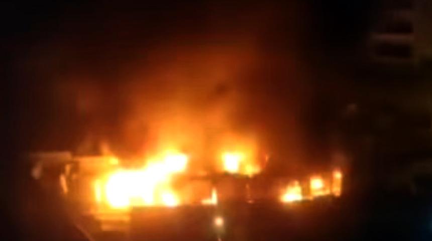 Okul inşaatında gece yarısı yangın! İşçi konteynerleri yandı