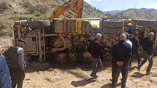 Hafriyat kamyonu devrildi