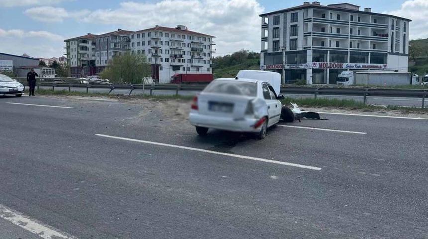 Bariyerlere çarpan otomobil, yol üzerinde ters döndü: 1 yaralı