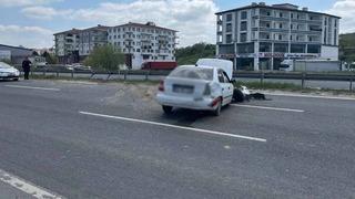 Bariyerlere çarpan otomobil, yol üzerinde ters döndü: 1 yaralı