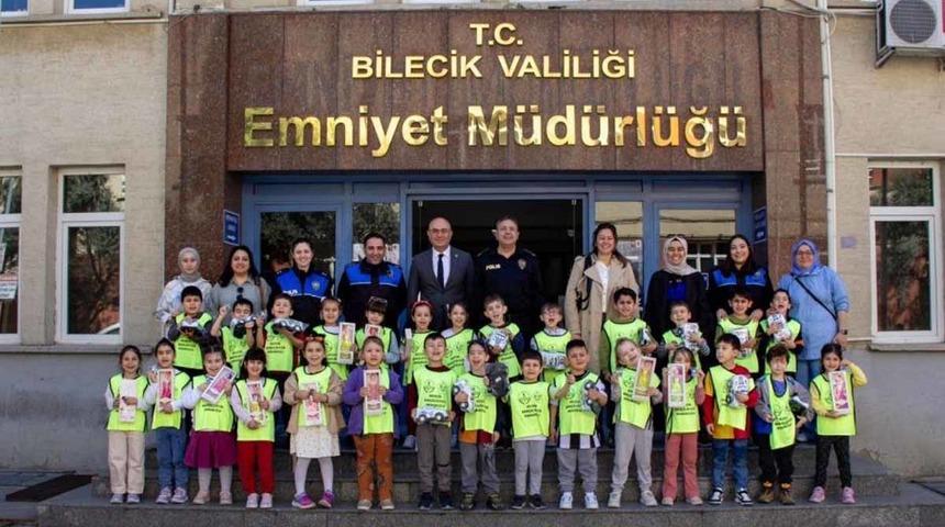 Minik öğrenciler polis teşkilatı hakkında bilgi aldı