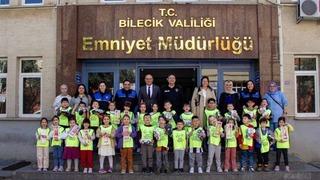 Minik öğrenciler polis teşkilatı hakkında bilgi aldı